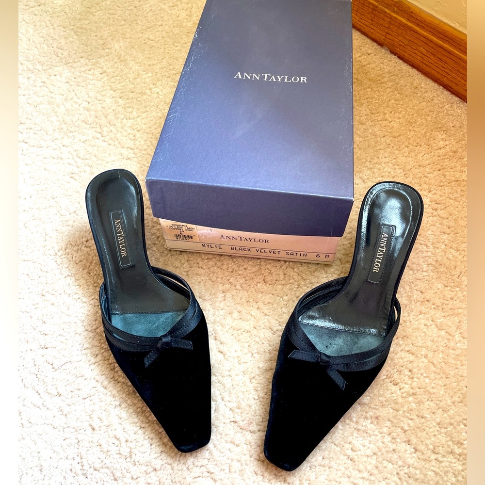 🩷 Vintage Ann Taylor Kylie Black Velvet Satin Mule Heels Size 6